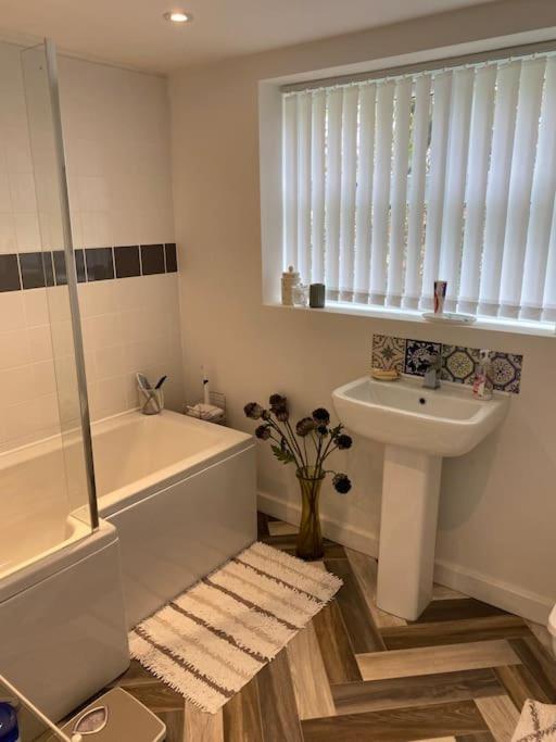 Helens Haven First Floor Apartment Via Stairs Πρέστον Εξωτερικό φωτογραφία